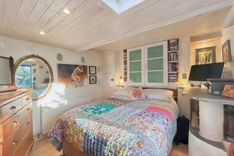 Bedroom 1.jpg