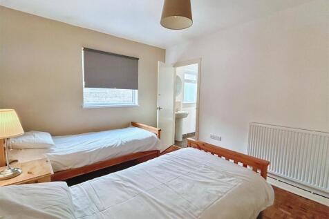 Bedroom 2 (1).jpg