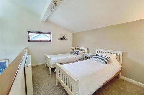 mezzaine bedroom 2.jpg