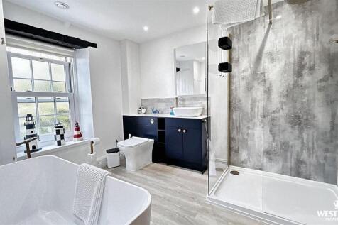 Bathroom (2).jpg