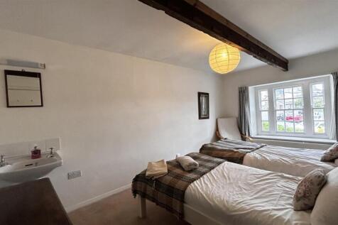 Bedroom 1.jpg