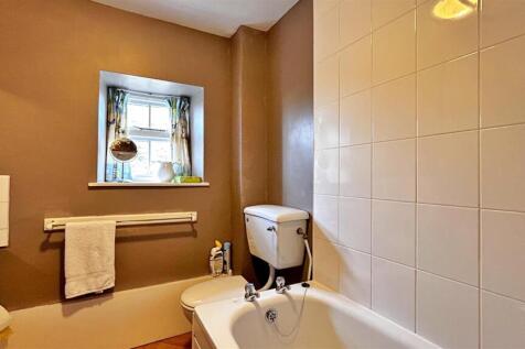 Bathroom 1.jpg
