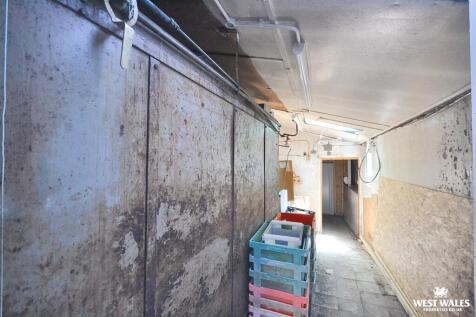 Rear hall / Ovens
