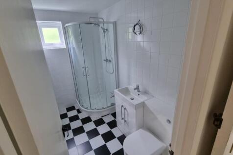 9HC Bathroom.jpeg