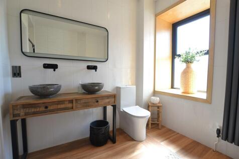 bed 2 ensuite..JPG