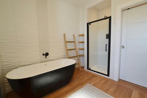 bed 2 ensuite.JPG