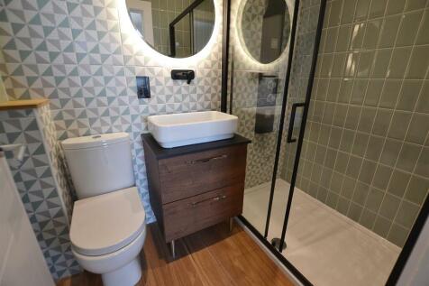bed 3 ensuite.JPG