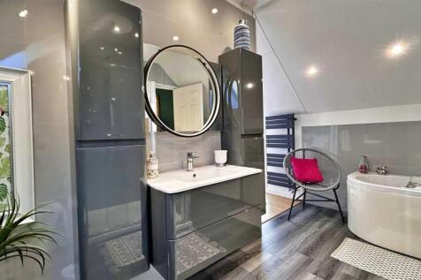 Bathroom 1.1.jpg