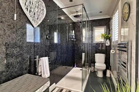 Master Ensuite 2.jpg