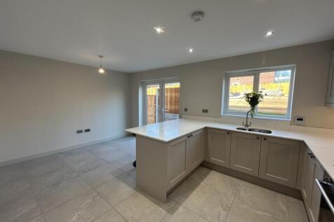 Kitchen 2.jpeg