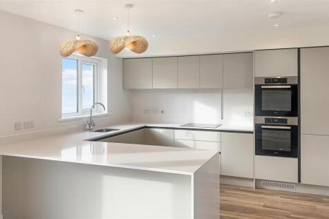British Hand Made Kitchen With Upgraded Double Ove