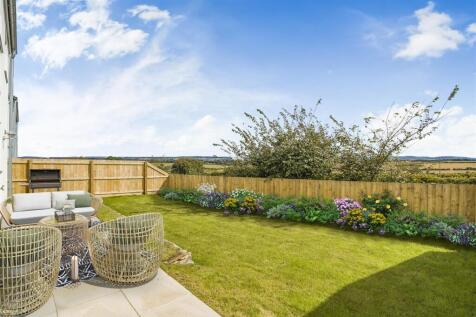 Spacious Garden with Countryside Views