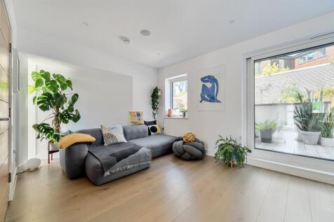 THE PROPERTY