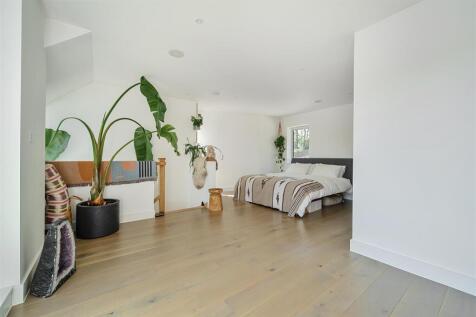 THE PROPERTY