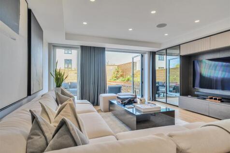 Second Lounge With Bar and Media Unit
