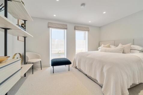 Spacious Double Bedroom with Built-in Wardrobes