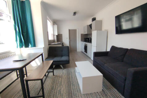 2 bed ground floor maisonette to rent