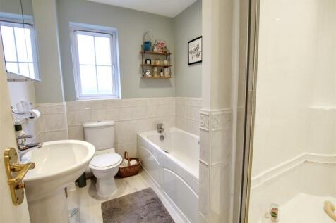 Bed-1-ensuite.jpg
