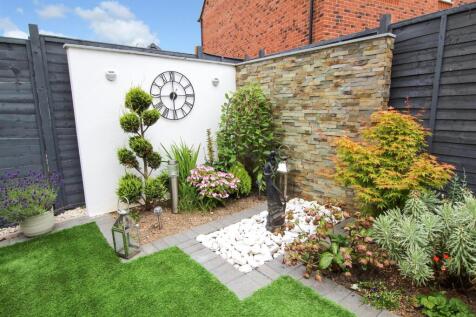 Rear Garden (2).jpg