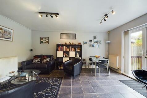 Superb Open Plan Living/Dining Kitchen