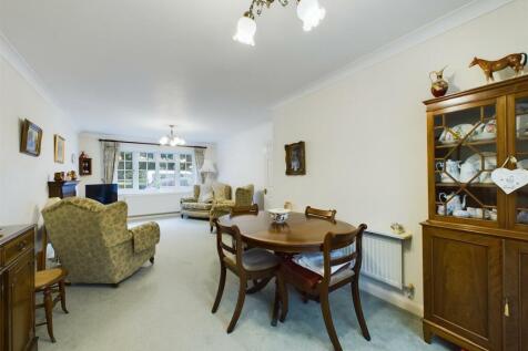 Spacious Lounge/Dining Room
