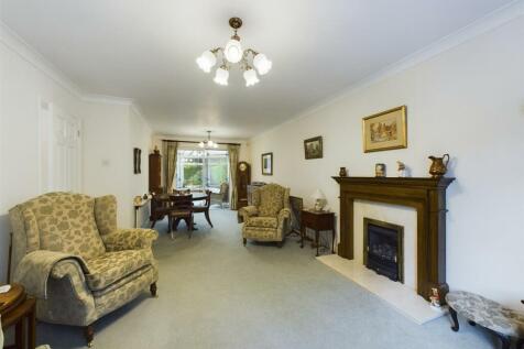 Spacious Lounge/Dining Room