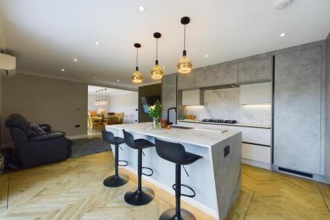 High Specification Fitted Kitchen