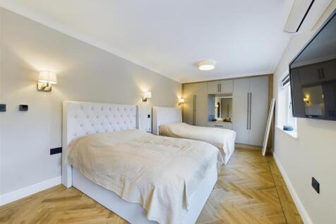 Ground Floor Large Double Bedroom