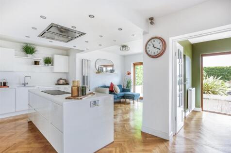Living Kitchen/Dining Room