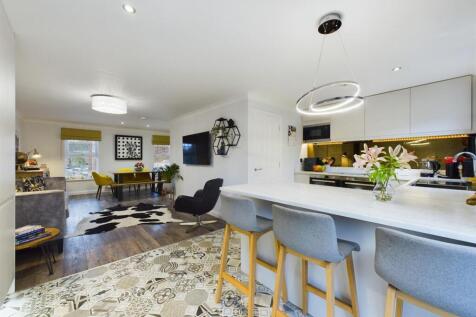 Fabulous Open Plan U-Shaped Living Space