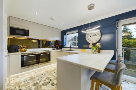 Fabulous Open Plan U-Shaped Living Space