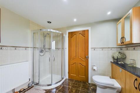 Large Well Appointed Bathroom