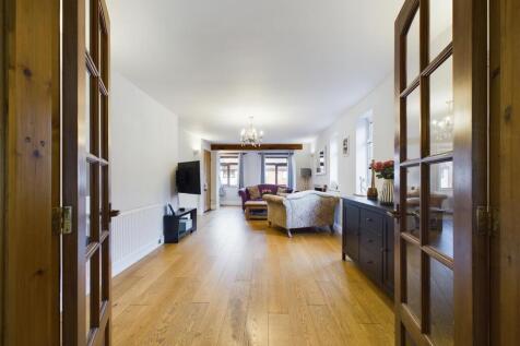Fabulous Large Lounge/Dining Room