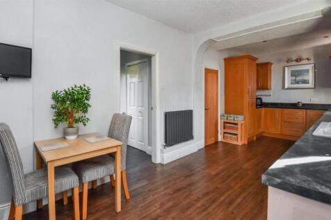 Living Kitchen/Dining Room