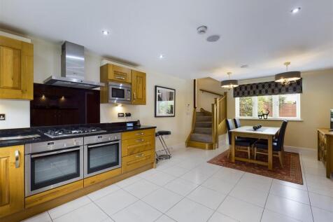Spacious Dining Kitchen