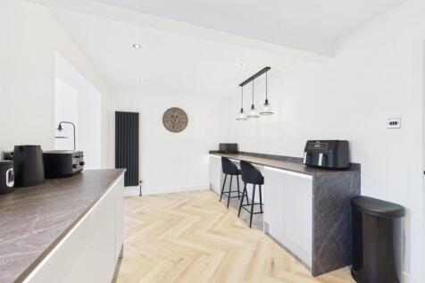Superbly Appointed Breakfast Kitchen
