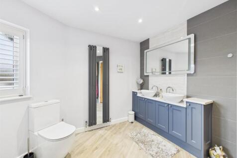 Large Well-Appointed Bathroom