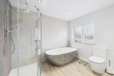 Large Well-Appointed Bathroom