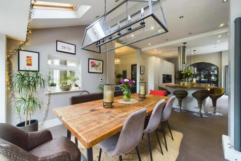 Superb Open Plan Dining Kitchen