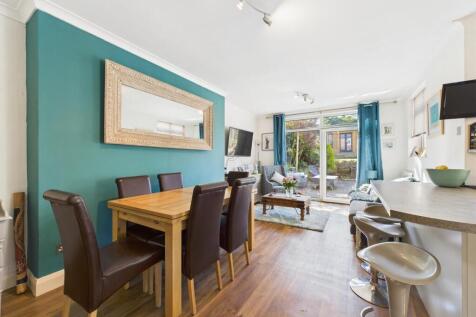 Spacious Lounge/Dining Area