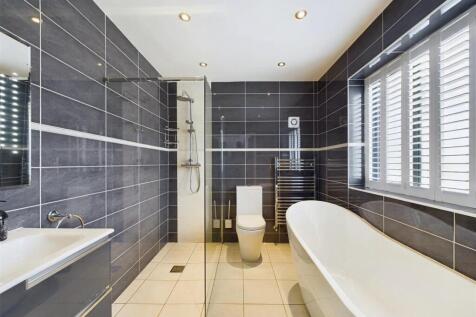Superbly Appointed En-Suite Bathroom