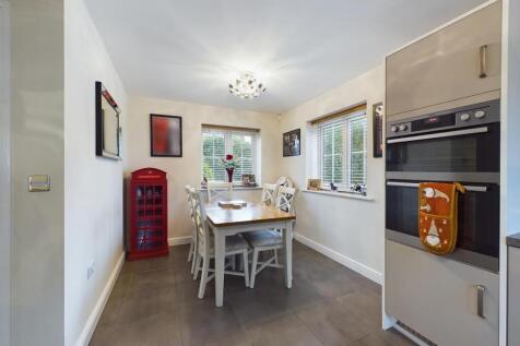 Spacious Open Plan Dining Kitchen