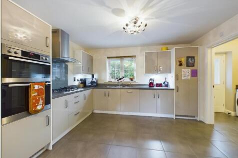 Spacious Open Plan Dining Kitchen