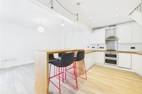 Lounge/Dining Area