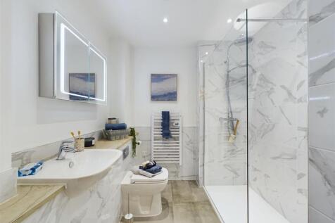 Luxurious En-Suite Shower Room
