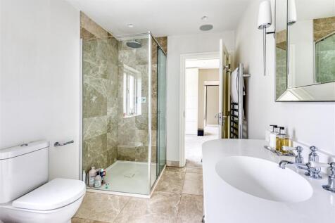 Beautifully Appointed En-Suite Bathroom