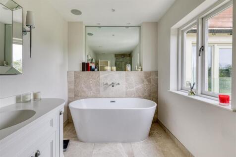Beautifully Appointed En-Suite Bathroom
