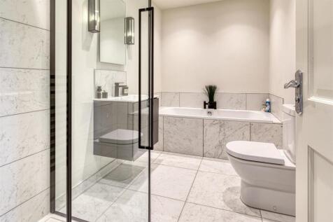 Superbly Appointed En-Suite Bathroom