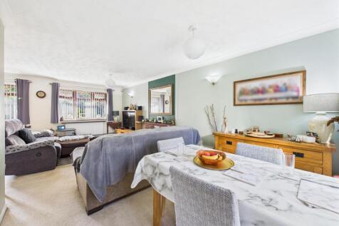 L-Shaped Lounge/Dining Room