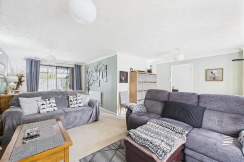 L-Shaped Lounge/Dining Room